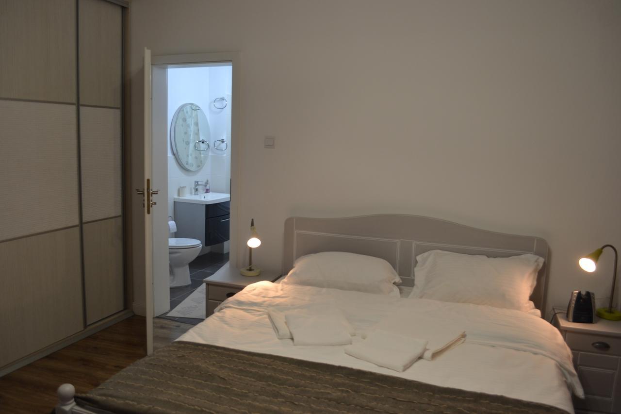 Апартаменты Victoria Plaza Two Bdr Apt Бухарест Экстерьер фото