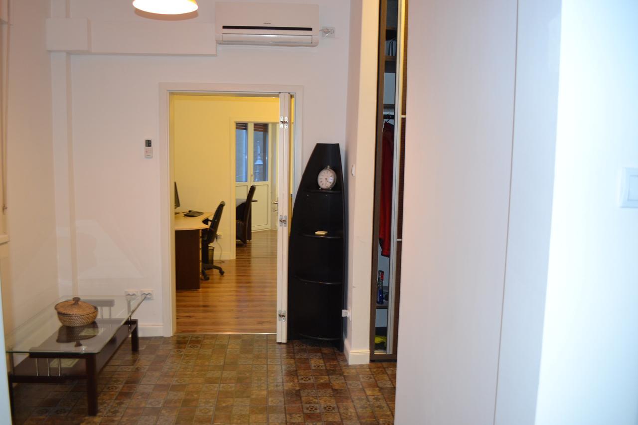 Апартаменты Victoria Plaza Two Bdr Apt Бухарест Экстерьер фото